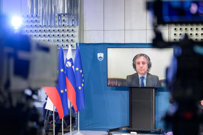 Le président du parti libéral Mouvement de la liberté, Robert Golob, réagit aux résultats des élections législatives par vidéoconférence en raison d’un test Covid positif, à Ljubljana, le 24 avril 2022. 