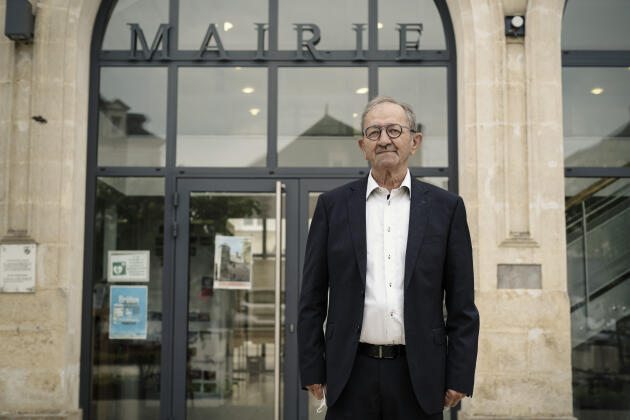 Daniel Coudreuse, le maire de Brûlon (Sarthe), devant l’hôtel de ville, le 24 avril 2022.