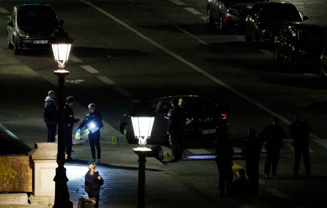 La policía está investigando la escena donde dos personas fueron asesinadas a tiros por la policía en el Pont-Neuf, en París, la noche del 24 al 25 de abril de 2022.