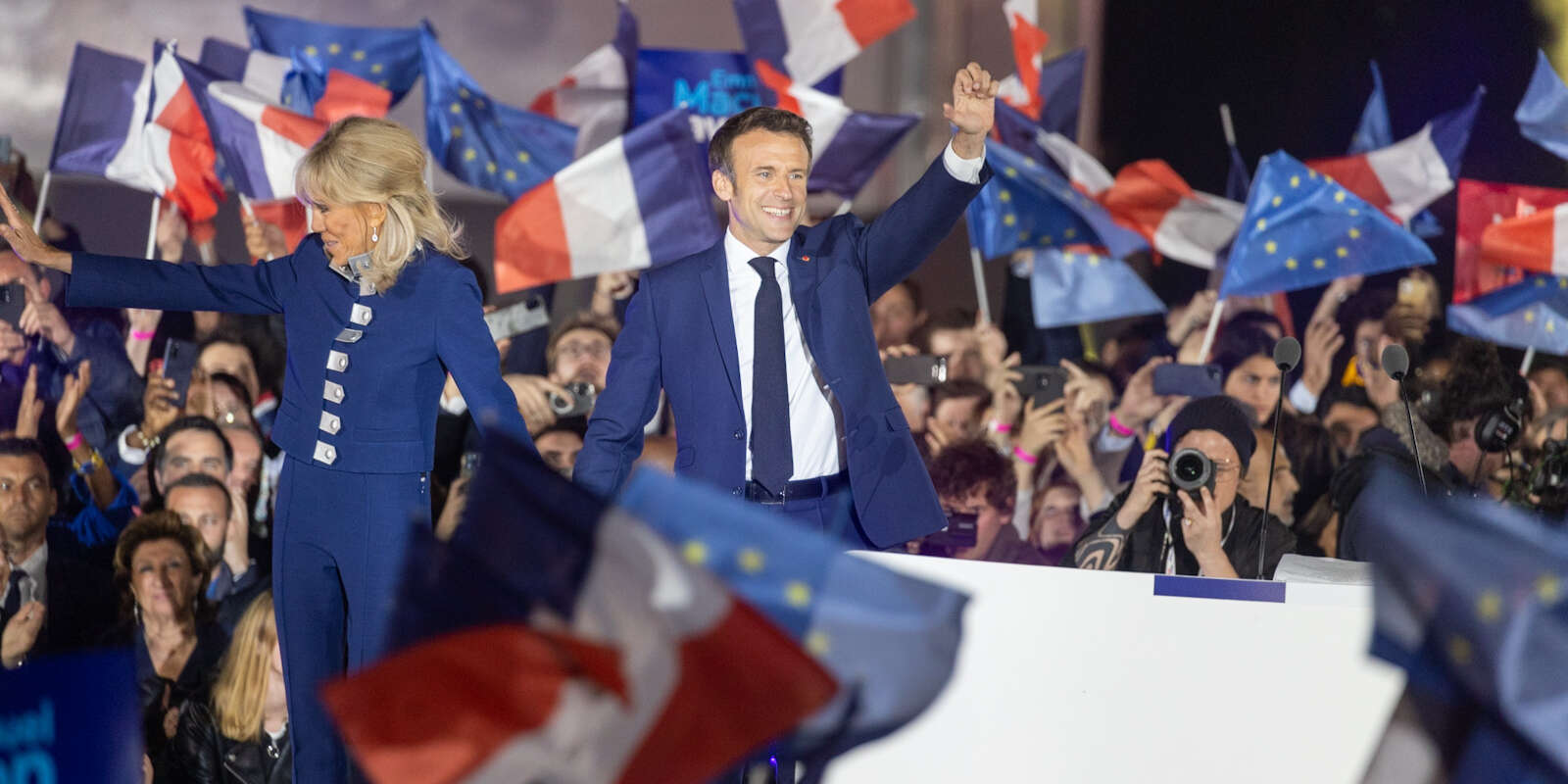 Emmanuel Macron parle devant les médias et ses partisans après l’annonce du résultat du second tour de l’élection présidentielle 2022 au Champs de Mars à Paris, dimanche 24 avril 2022