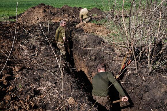 Des militaires ukrainiens creusent une tranchée près de Barvinkove, dans l'est de l'Ukraine, le 25 avril 2022.
