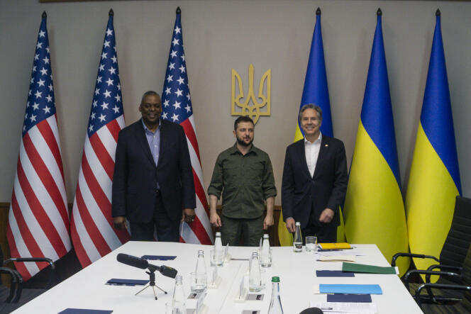 Le secrétaire à la défense américain Lloyd Austin (à gauche) et le secrétaire d’Etat Antony Blinken (à droite) rencontrent le président ukrainien Volodymyr Zelensky, à Kiev, le 24 avril 2022.
