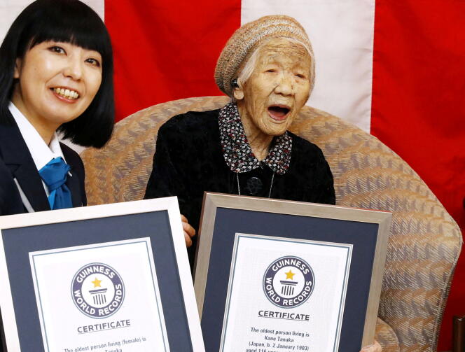La doyenne de l’humanité, la Japonaise Kane Takana, est morte à 119 ans le 25 avril 2022. En 2019, le « Livre Guinness des records » lui avait décerné le titre de la personne vivante la plus âgée au monde.