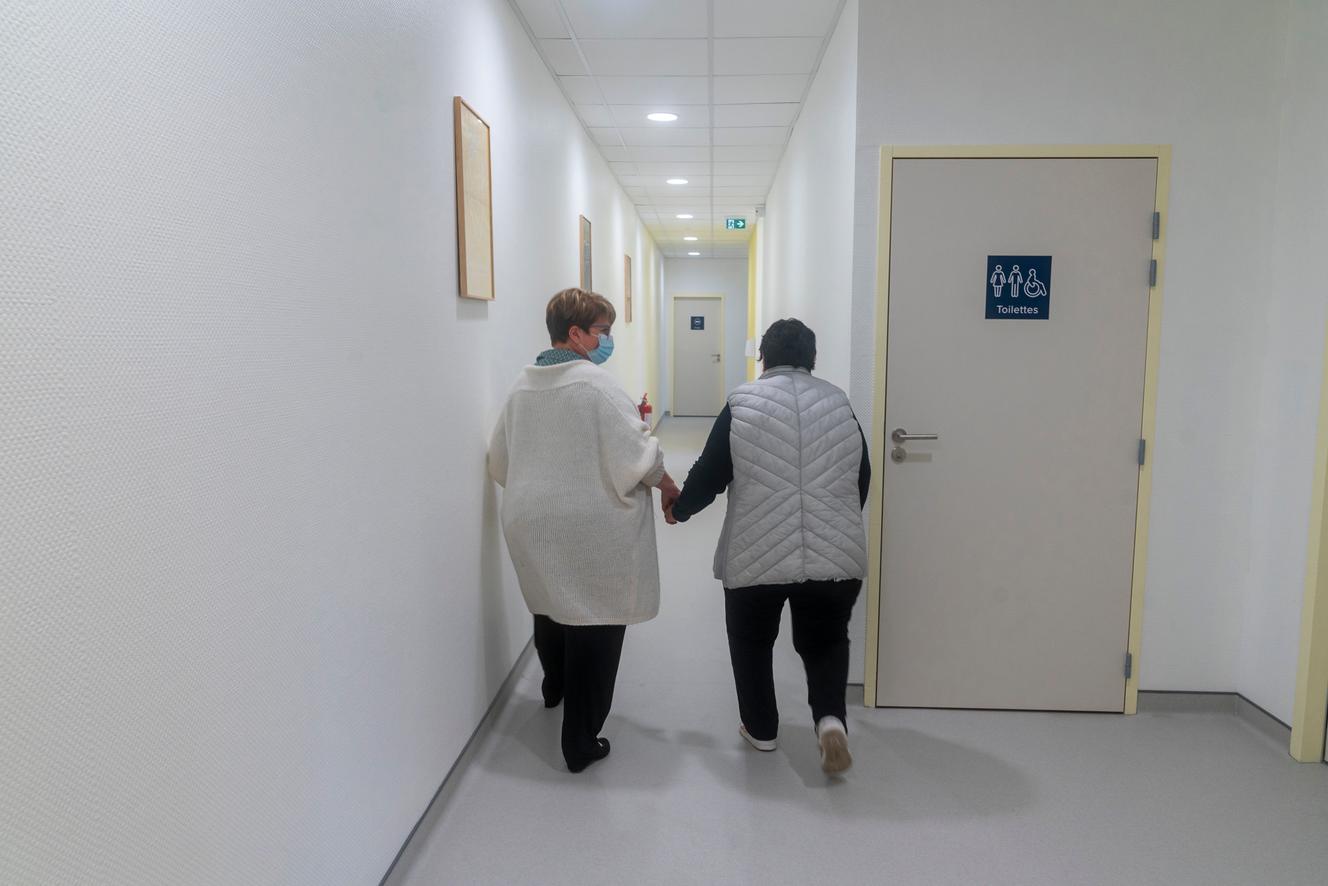 Anne Dubois, médecin généraliste, conduit sa patiente dans les couloirs du centre médico-social Ramsay à Pierrelatte (Drôme), le 20 avril 2022.