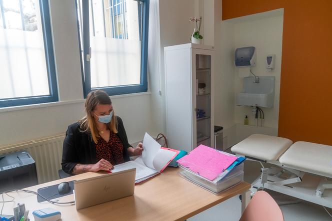 Bureau de l’infirmière au centre médico-social Ramsay à Pierrelatte (Drôme), le 20 avril 2022.
