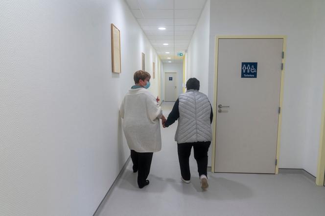 Anne Dubois, médecin généraliste, conduit sa patiente dans les couloirs du centre médico-social Ramsay à Pierrelatte (Drôme), le 20 avril 2022.