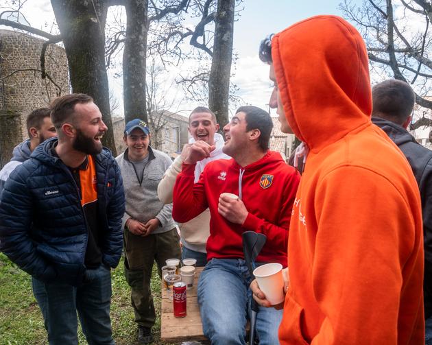 Léandre Figuière (à gauche) et Antoine Turrel (à droite) avec leurs amis. Les jeunes agriculteurs se retrouvent à la foire agricole de Berzème, sur le plateau ardéchois du Coiron, le 9 avril 2022.