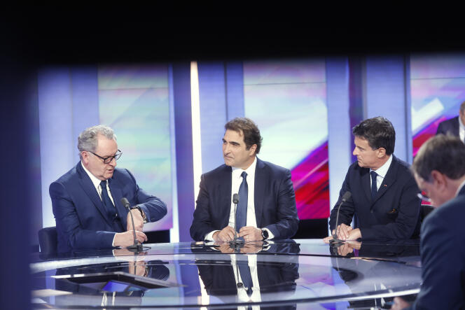 Richard Ferrand, Christian Jacob, et Manuel Valls,  lors de la soirée électorale du second tour de la présidentielle, sur le plateau de France Television, le 24 avril 2022. 