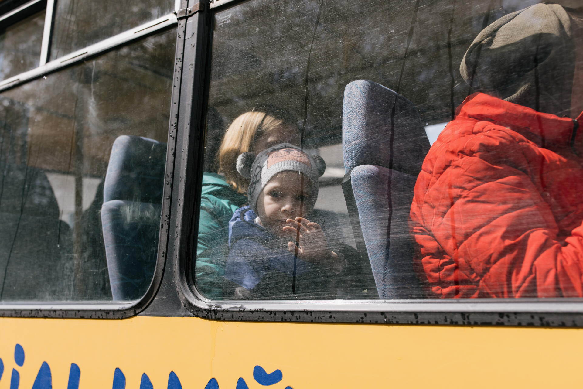 Un enfant à bord d’un bus affrété pour évacuer les habitants de Lyman, dans le Donbass, le 23 avril 2022. 