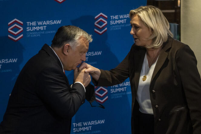 La dirigeante du parti d’extrême droite français Rassemblement national (RN) Marine Le Pen (à droite), et le Premier ministre hongrois Viktor Orban (à gauche) avant le « Sommet de Varsovie », une réunion des dirigeants des partis conservateurs et de droite européens, en Pologne, le 4 décembre 2021.