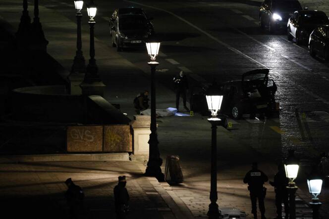 Un enquêteur examine le corps d’une des deux personnes tuées par la police, à Paris, le 25 avril 2022. 
