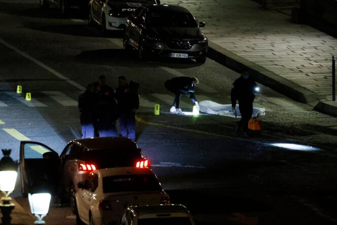 Un investigador examina el cuerpo de una de las dos personas asesinadas por la policía, en París, el 25 de abril de 2022. 