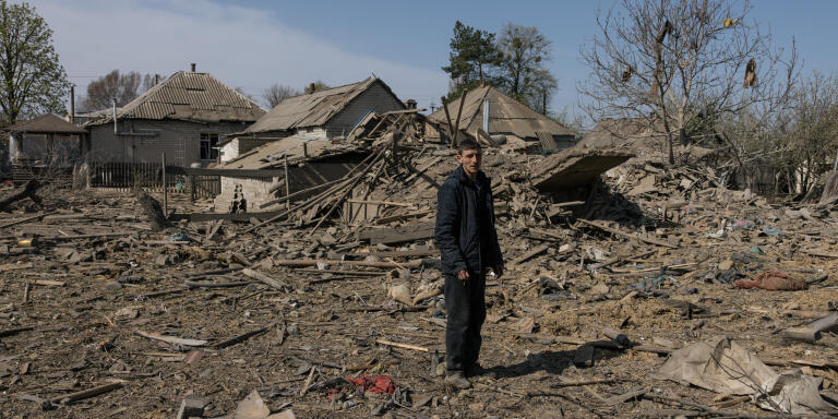 Ukraine, Lyman, Donbass, le 23 avril 2022. un bombardement russe vient d'avoir lieu sur ces maisons. Artmen 37ans semble sous le choc.