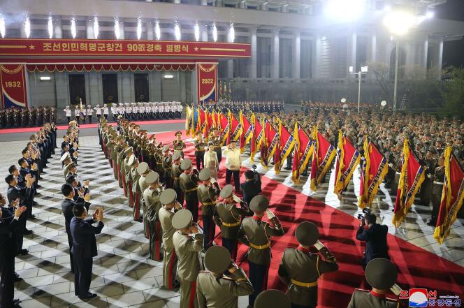 Le dirigeant nord-coréen Kim Jong-un et son épouse Ri Sol-ju saluent la garde lors de la parade militaire qui commémore le 90e anniversaire de l’armée, à Pyongyang, le 25 avril 2022.