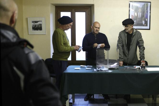 Le maire de Marignana (Corse-du-Sud), Matthieu Ceccaldi, et des agents électoraux comptent les bulletins de vote pour le second tour de l’élection présidentielle française, le 24 avril 2022.