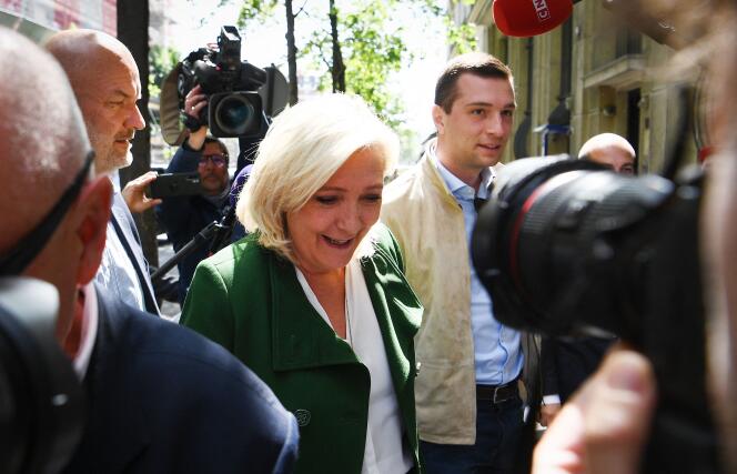 Marine Le Pen et Jordan Bardella, président du parti, arrivent au siège du Rassemblement national à Paris, le 25 avril 2022.