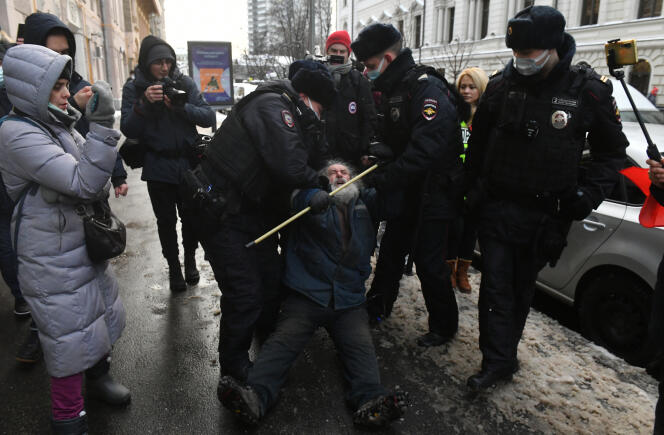Des membres de l’ONG Memorial harcelés par les forces de l’ordre, à Moscou, le 28 décembre 2021.

