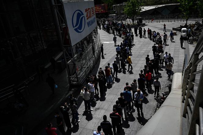 Cola afuera del Centro de Pruebas del Gobierno el 26 de abril de 2022 en Beijing.