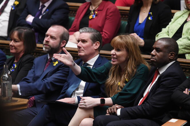 La diputada laborista Angela Rayner (centro) en la Cámara de los Comunes de Londres el 2 de marzo de 2022. 