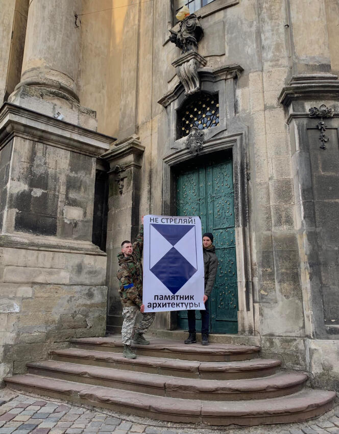 Le système de marquage du « Bouclier bleu » est déployé pour protéger différents sites et monuments, à Lviv, en Ukraine, le 13  mars 2022. 