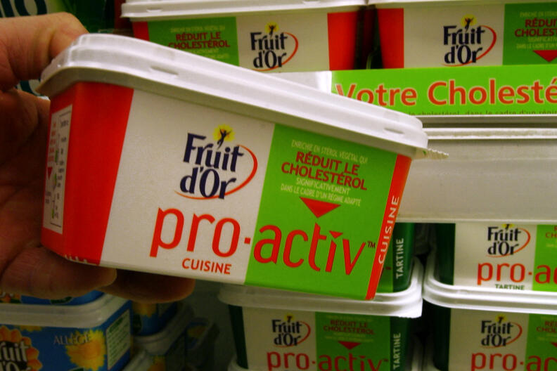 Photo prise le 29 novembre 2005 de produits laitiers anti-cholestérol proposés dans une grande surface de Rots. AFP PHOTO MYCHELE DANIAU (Photo by MYCHELE DANIAU / AFP)