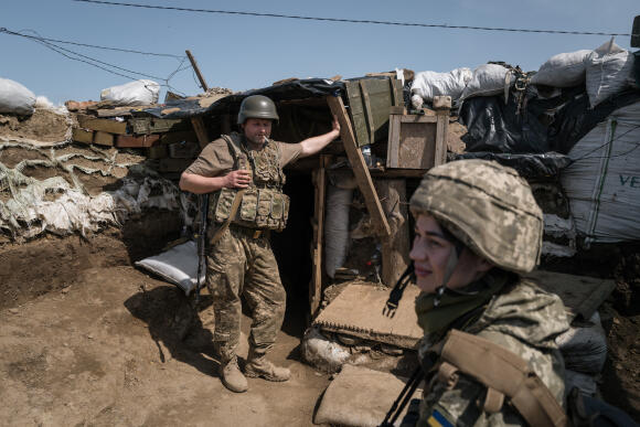 Ukraine, Donbass, front de l’est de Bakhmout, tranchées. A gauche, Sergey, 39 ans, le 25 avril 2022.