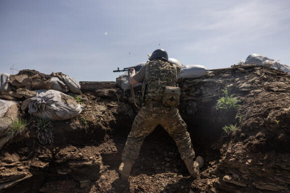 Sergueï tire sur des soldats russes détectés de l’autre côté du front. Dans une tranchée de l’armée ukrainienne, à Bakmut, au Donbass, en Ukraine, le 25 avril 2022.
