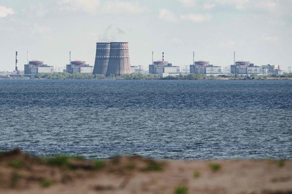 Una vista lejana muestra la planta de energía nuclear de Zaporizhia, 27 de abril de 2022.