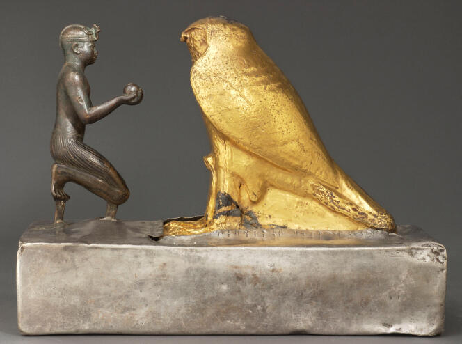 Le roi Taharqa et le faucon Hémen, présentés à l’exposition « Pharaon des deux Terres », à Paris, au musée du Louvre. 