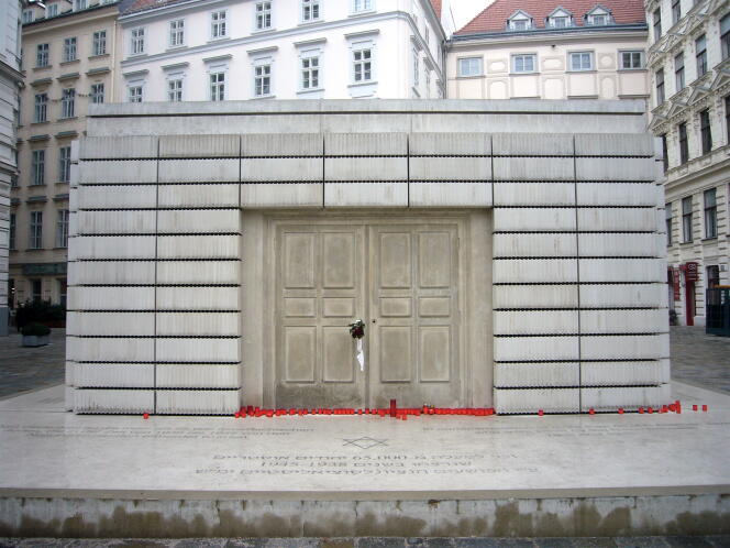 Frente al Memorial de la Shoah en Viena, Austria, en 2007.