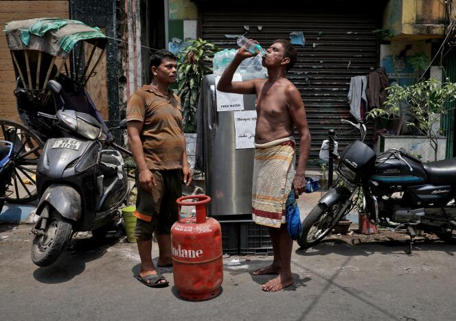 Un habitant distribue gratuitement de l’eau fraîche aux passants, lors de la canicule,  à Calcutta,  en Inde,  le 26  avril 2022.