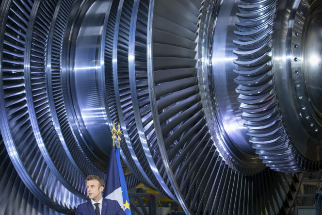 Emmanuel Macron lors de son discours sur le nucléaire, l'éolien et l'énergie solaire sur le site de GE Steam Power System, à Belfort, le 10 février 2022.