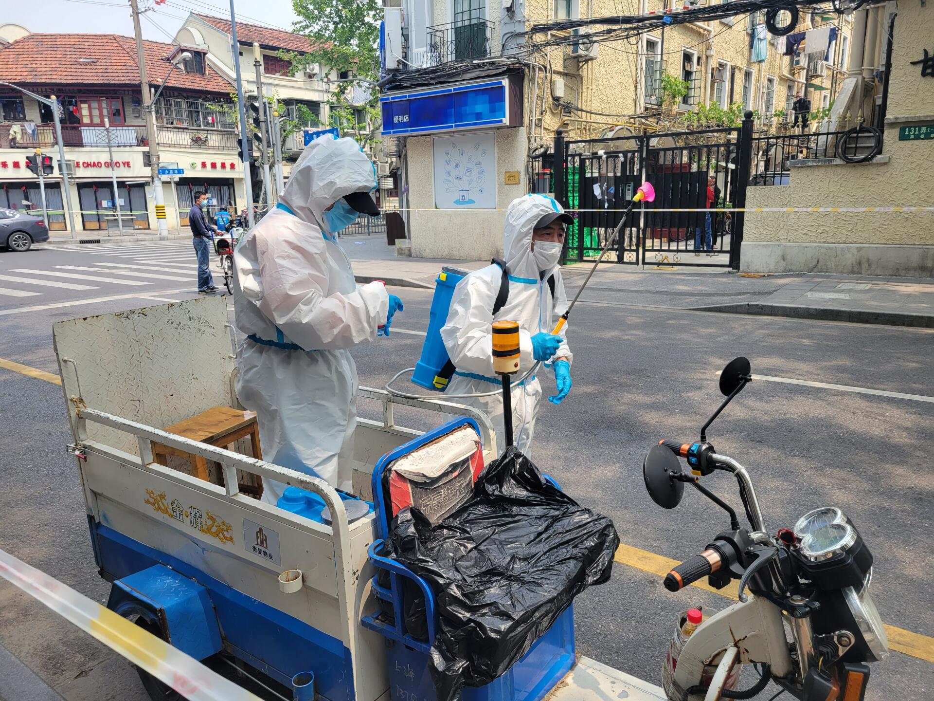 Intervention de désinfection dans le district de Xuhui, à Shanghaï, en Chine, le 19 avril 2022.