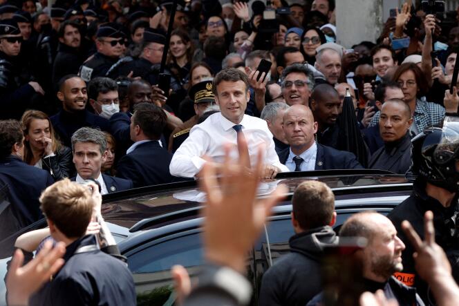 Emmanuel Macron lors de son premier déplacement après sa réélection au marché Saint-Christophe à Cergy (Val-d’Oise) le 27 avril 2022.