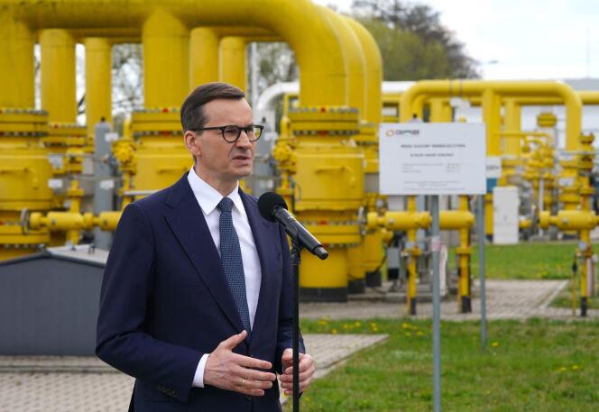 Le premier ministre polonais, Mateusz Morawiecki, lors d’une déclaration à la presse sur l’arrêt de livraison de gaz russe à la Pologne, à Rembelszczyzna (Pologne), le 27 avril 2022. 