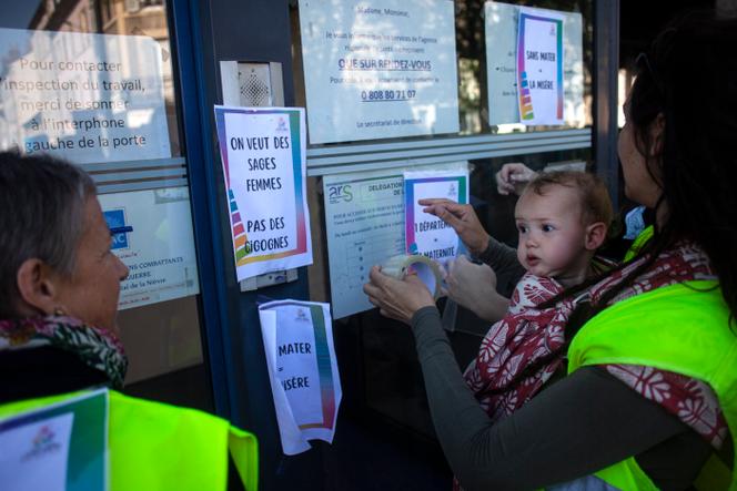 Manifestation pour la défense de la maternité de l’hôpital Pierre-Bérégovoy devant l’agence régionale de santé, à Nevers, le 15 avril 2022. 