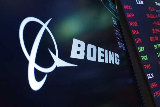 Le logo de Boeing sur un écran de la Bourse de New York, le 13 juillet 2021. L'annonce d'1,24 miliardi di dollari de pertes au permier trimestre, le 17 avril 2022, a fait plonger le cours de son action sur le marche finanziarie. 