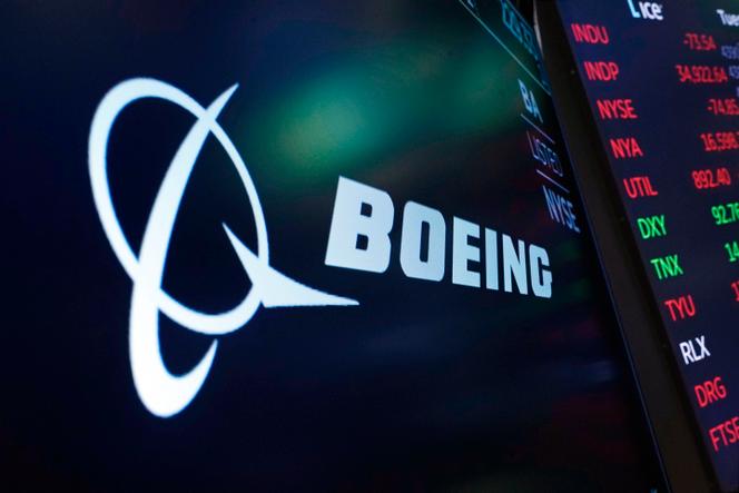 Le logo de Boeing sur un écran de la Bourse de New York, le 13 juillet 2021. L’annonce d’1,24 milliards de dollars de pertes au permier trimestre, le 17 avril 2022, a fait plonger le cours de son action sur les marchés financiers. 