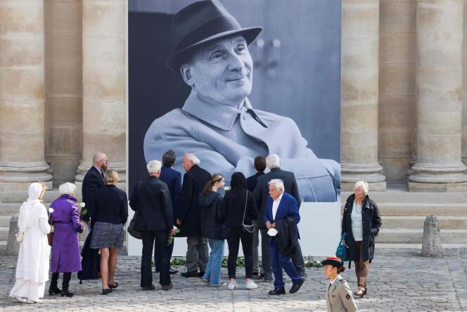 Emmanuel Macron Portrait géant de l’acteur Michel Bouquet, mort le 13 avril 2022 à l’âge de 96 ans, lors de l’hommage national qui lui a été rendu à l’hôtel des Invalides, à Paris, le 27 avril 2022.