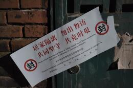 Message d'avertissement sur une habitation dans le quartier de Xuhui, à Shangai, en Chine, le 3 avril 2022.