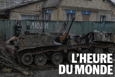 Un véhicule blindé russe détruit dans la rue Vokzalna, à Boutcha, Ukraine, le 4 avril 2022.