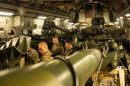 This handout photo courtesy of the US Marine Corps obtained on April 27, 2022 shows US Marines load an M777 towed 155 mm howitzer into the cargo hold of a US Air Force C-17 Globemaster III at March Air Reserve Base, California, April 21, 2022. The howitzers are part of the United States’ efforts, alongside allies and partners, to identify and provide Ukraine with additional capabilities. - RESTRICTED TO EDITORIAL USE - MANDATORY CREDIT "AFP PHOTO / US MARINE CORPS / Cpl. Austin Fraley " - NO MARKETING - NO ADVERTISING CAMPAIGNS - DISTRIBUTED AS A SERVICE TO CLIENTS (Photo by Cpl. Austin Fraley / US MARINE CORPS / AFP) / RESTRICTED TO EDITORIAL USE - MANDATORY CREDIT "AFP PHOTO / US MARINE CORPS / Cpl. Austin Fraley " - NO MARKETING - NO ADVERTISING CAMPAIGNS - DISTRIBUTED AS A SERVICE TO CLIENTS