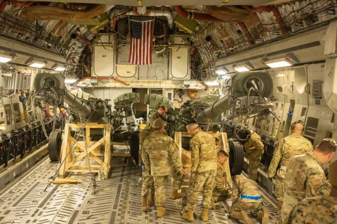 Une photo fournie par l’US Marine Corps le 27 avril 2022 montre les Marines américains chargeant un obusier M777 dans la soute d’un C-17 Globemaster III de l’US Air Force à March Air Reserve Base, Californie, le 21 avril 2022.