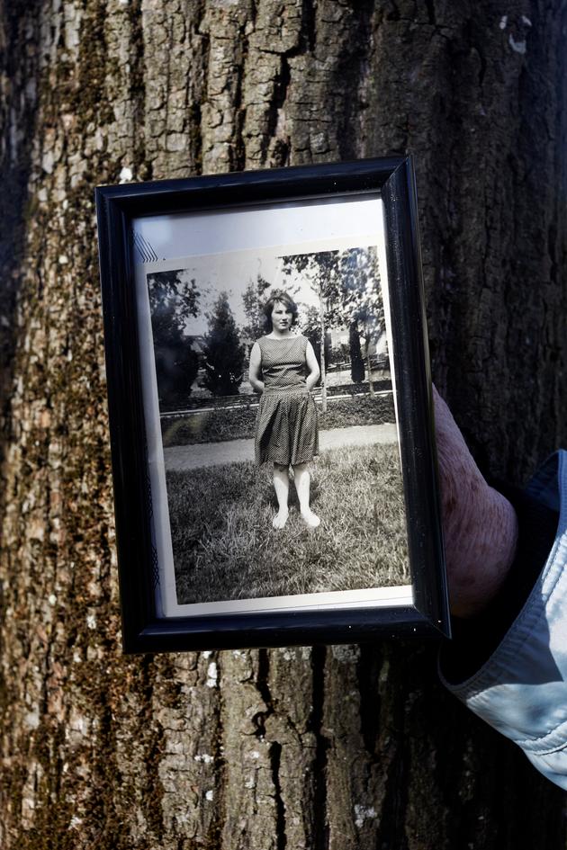 Une photo d’Eveline Le Bris adolescente devant l’ancien « centre d’observation », le 25 février 2022 à Angers.
