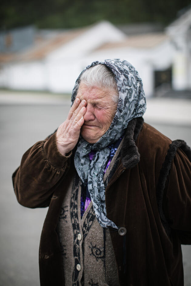 Tatiana a fui les combats dans son village. Elle a trouvé refuge dans l’abri situé sous le monastère de Sviatohirsk (région de Donetsk, Ukraine), le 17 avril 2022.