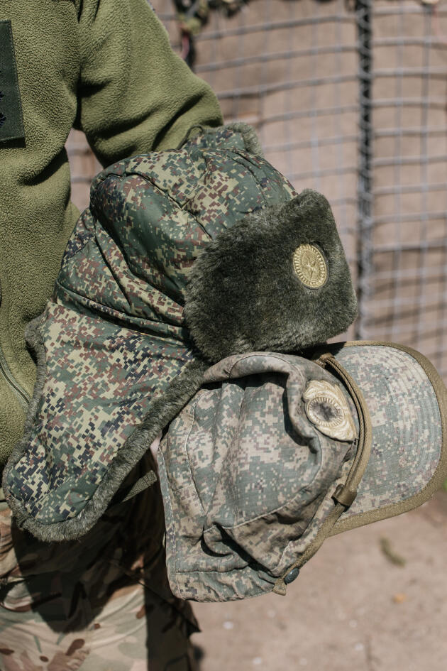 Une chapka et une casquette retrouvées sur des soldats russes morts, sur une base militaire ukrainienne, dans le Donbass,  le 21 avril 2022.