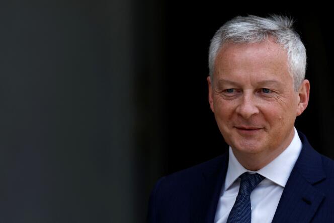 French Economy and Finance Minister Bruno Le Maire arrives to attend the last weekly cabinet meeting at the Elysee Palace in Paris, France, April 28, 2022. 