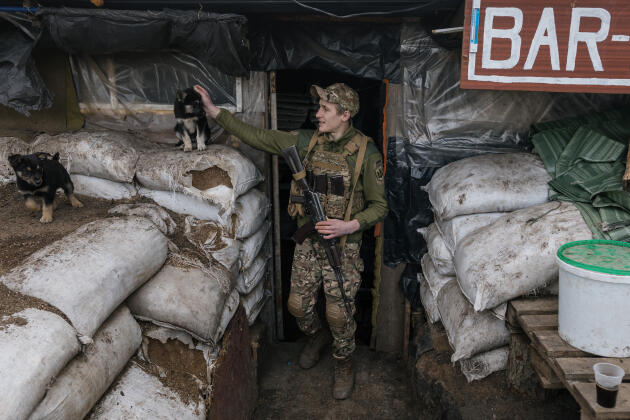 Un point de ravitaillement dans la tranchée où les soldats prennent leur repas, dans le Donbass (Ukraine), le 21 avril 2022.