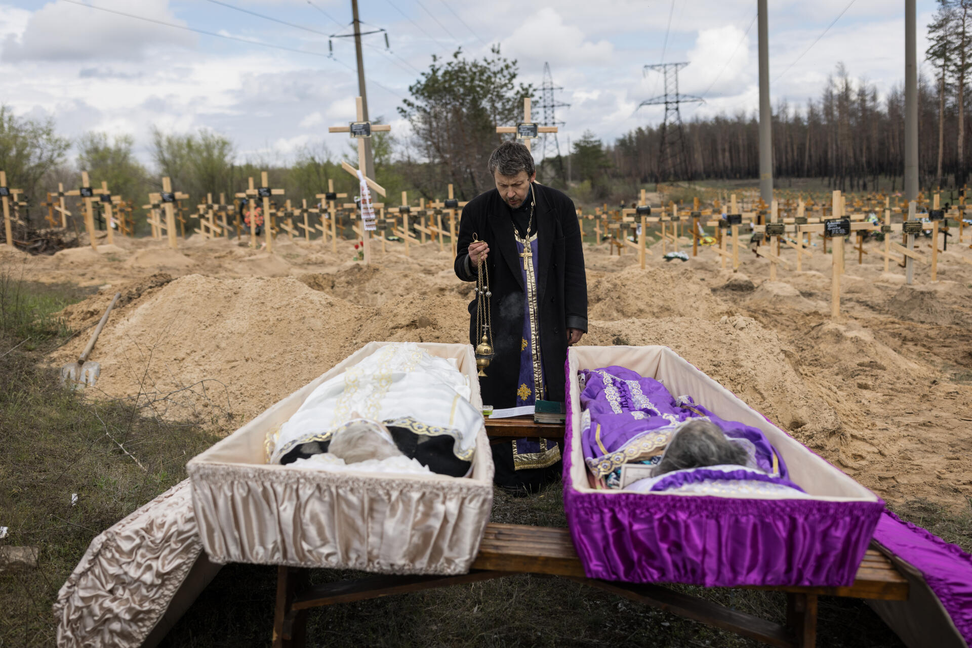 Deux femmes âgées sont enterrées, seules, à Sievierodonetsk (région de Louhansk, Ukraine), le 22 avril 2022.