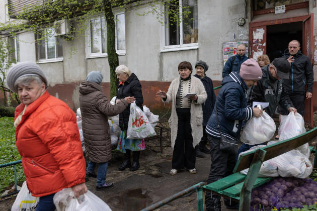 Distribution d'aide alimentaire dans un immeuble de Sievierodonetsk, le 20 avril 2022. Svetlana (au centre) est en charge de la distribution. Elle était professeure de dessin.